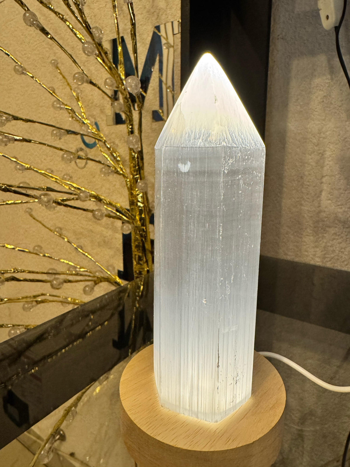 Obelisco de selenita 15 Cm con Luz Led