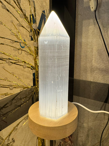 Obelisco de selenita 15 Cm con Luz Led