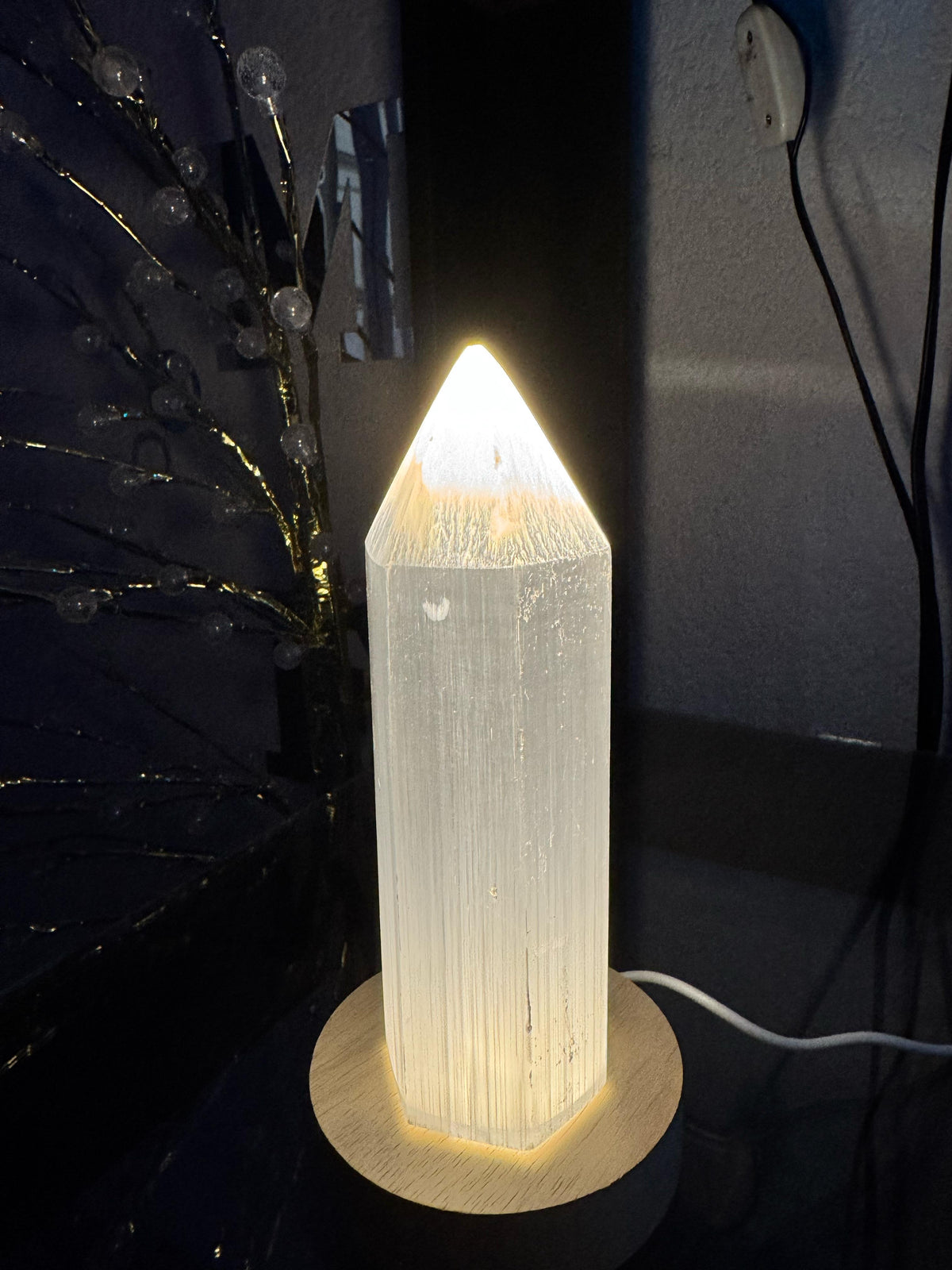 Obelisco de selenita 15 Cm con Luz Led