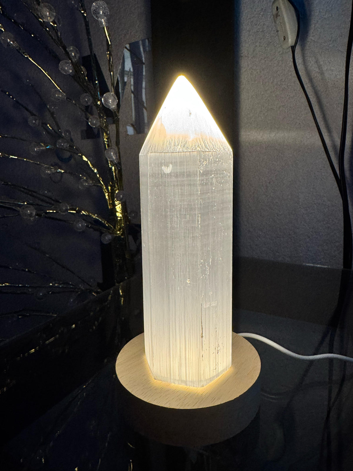 Obelisco de selenita 15 Cm con Luz Led